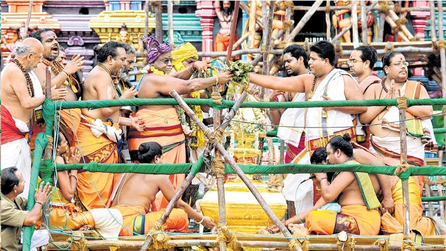 The kumbabishekam every quarter had waited for. Senior sivachariyars gathered on the golden vimanam of the Amman, renewed with thirty kilograms of gold worth four crore rupees, and performed the abhishekam with holy water at 9.17 in the morning.