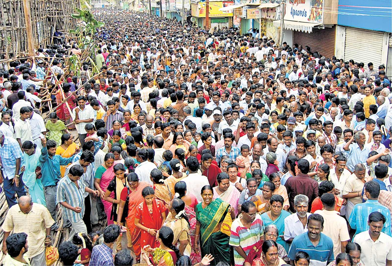 Devotees waiting along Masi Veedhi.