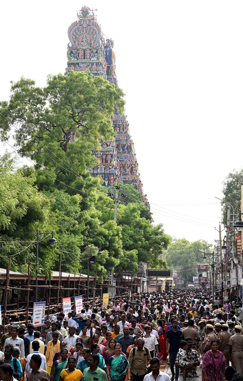 மதுரை மீனாட்சி அம்மன் கோயில் கும்பாபிஷேகத்தில் காத்திருந்த  பக்தர்கள் கூட்டத்தின் ஒரு பகுதி.