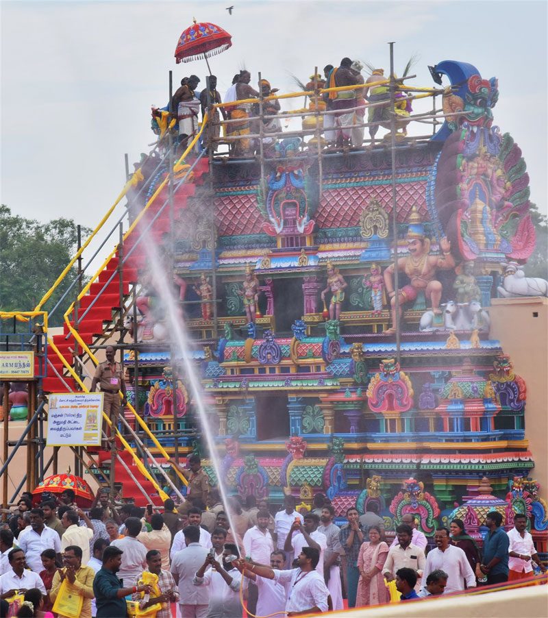 மதுரை மீனாட்சி அம்மன் கோயில் கும்பாபிஷேகத்தில் புனித நீர் தெளிக்கப்பட்டது