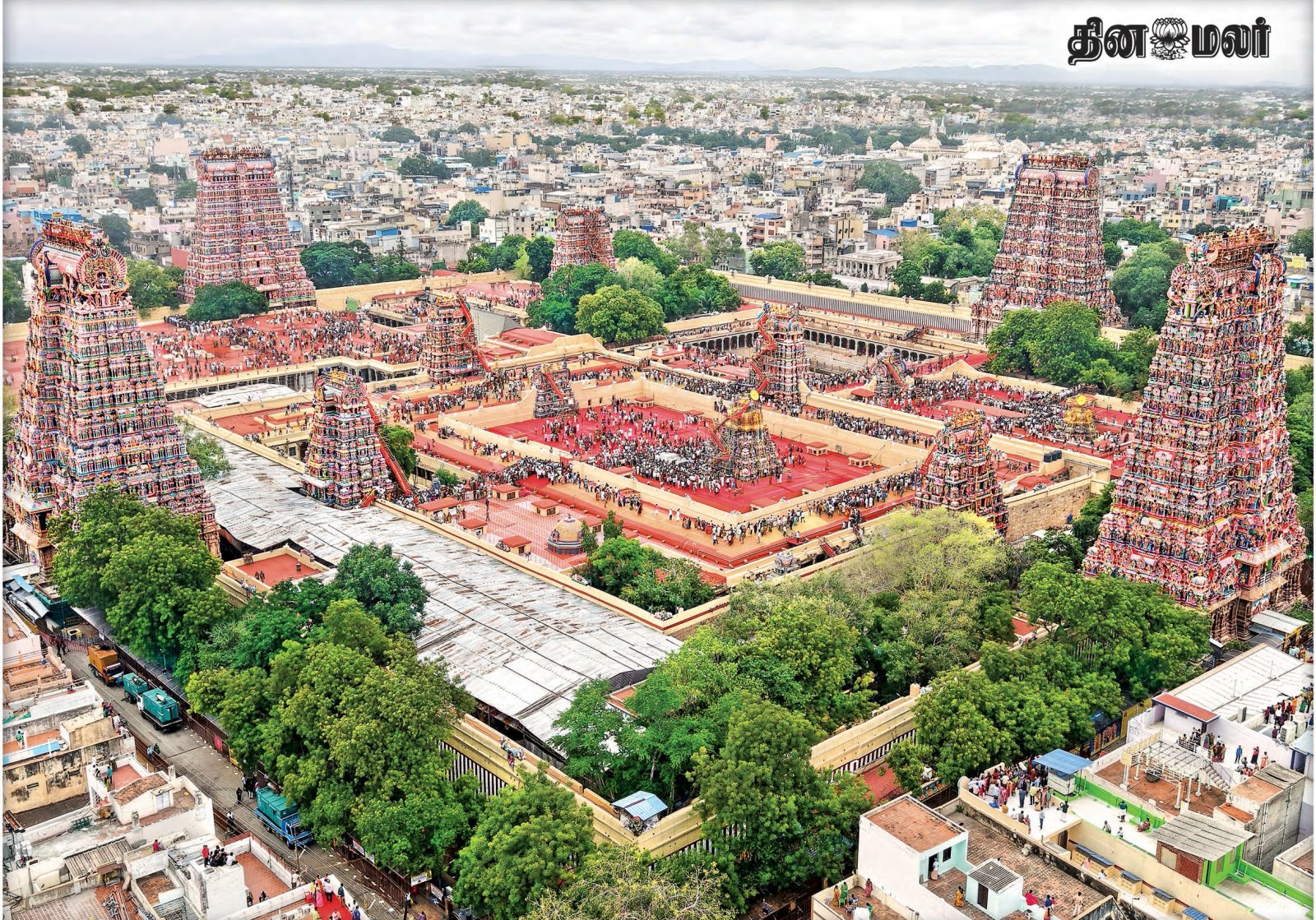 12 கோபுரங்களுக்கு புனித நீர் ஊற்றுதல்