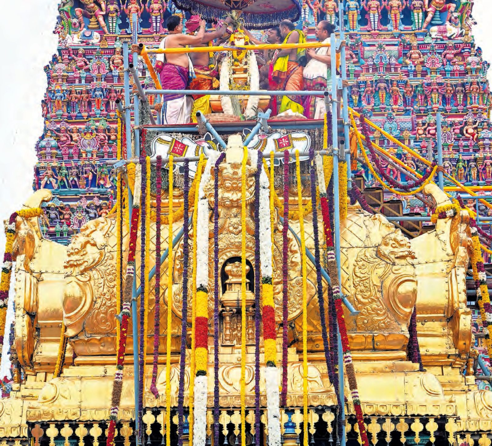 அம்மன் சன்னதிகளின் தங்க கோபுரங்களில் புனித நீர் ஊற்றப்பட்டது